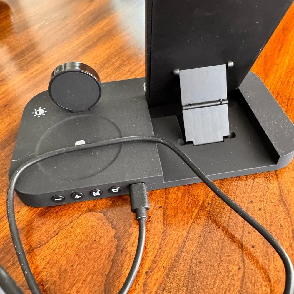 QUATTRO wireless 4-in-1 fold-up CHARGiNG STATION.